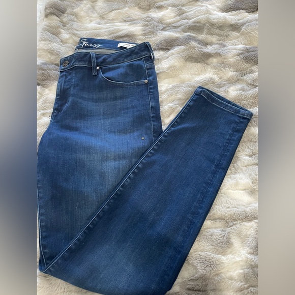 📍GUESS Skinny Mid Jeans - Blue
Women’s size Large - Picture 8 of 10